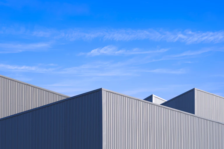 Un bâtiment industriel en aluminium avec un ciel bleu