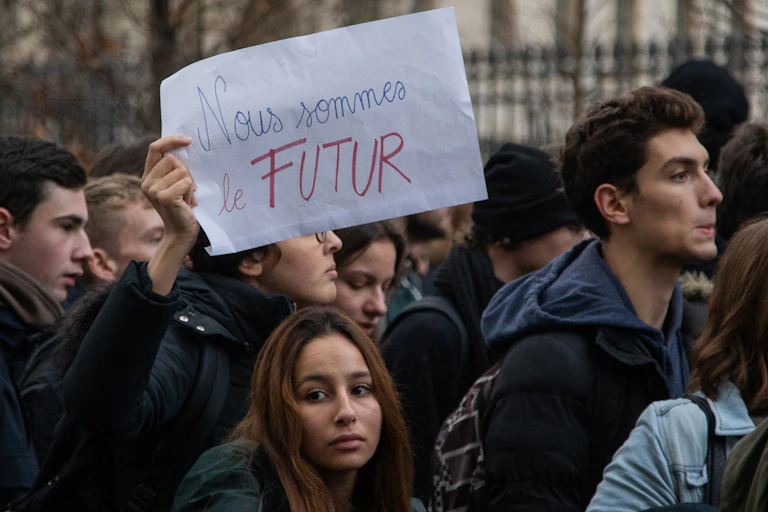 Des lycéens tiennent une pancarte "Nous sommes le futur".