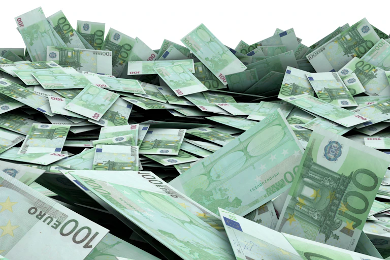 un amoncellement de billets de 100 euros