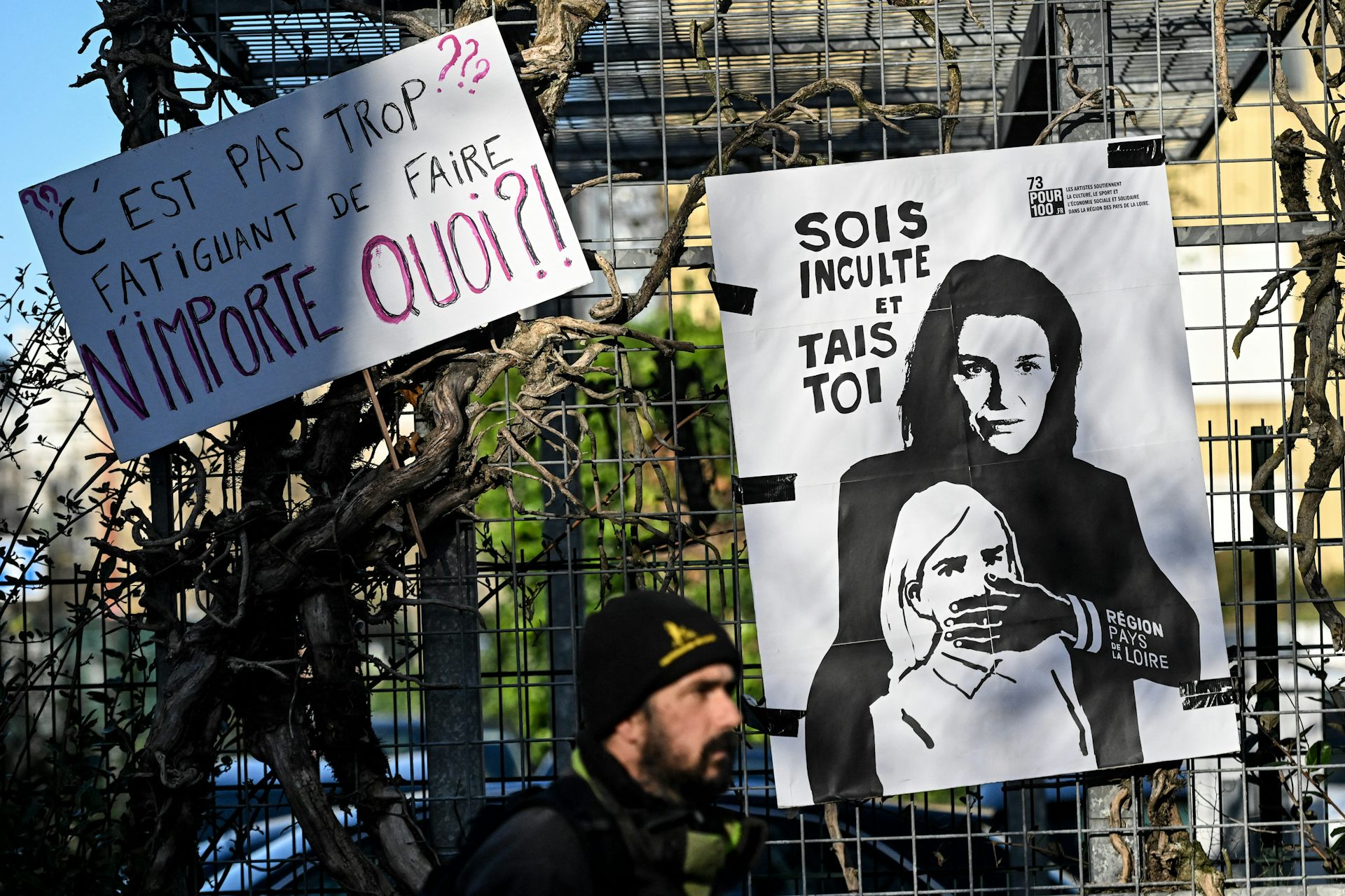 Pancartes de manifestants à Nantes, le 19 décembre 2024, lors de l'examen du budget 2025. Celui-ci a été adopté, entérinant des coupes sombres dans la culture, le sport et certains volets sociaux.