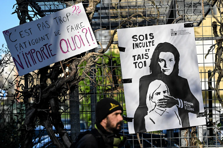 Pancartes de manifestants à Nantes, le 19 décembre 2024, lors de l'examen du budget 2025. Celui-ci a été adopté, entérinant des coupes sombres dans la culture, le sport et certains volets sociaux.