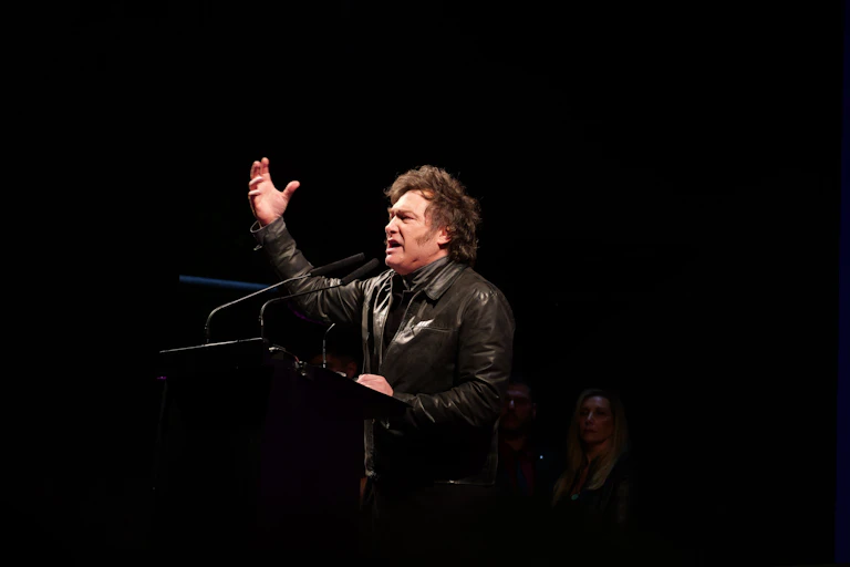 Le président argentin Javier Milei se tient devant un pupitre