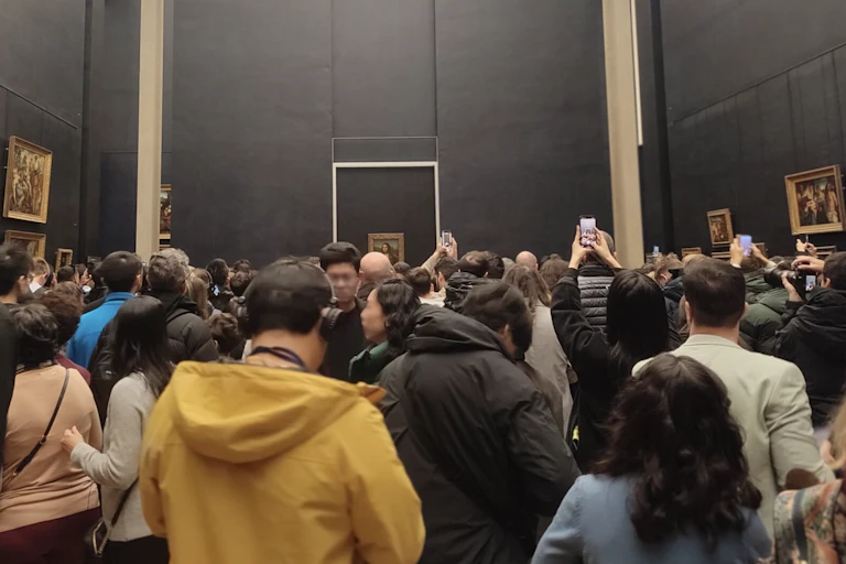 Le Musée du Louvre victime de son succès dans la salle où se trouve Mona Lisa, le 28 décembre 2024