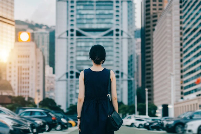 Mulher em paisagem urbana, olhando para longe da câmera