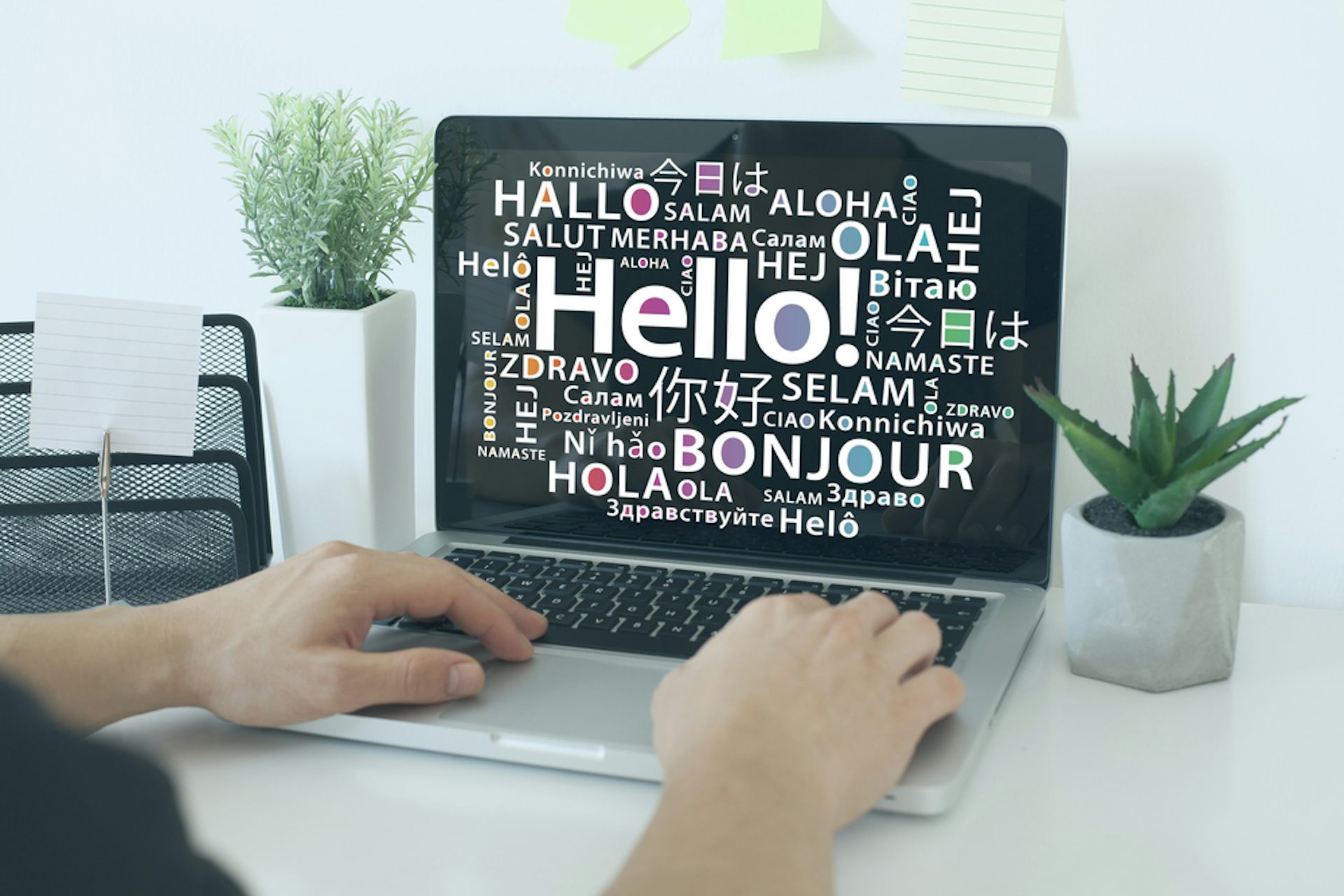 Un écran d’ordinateur avec le mot « bonjour » en différentes langues