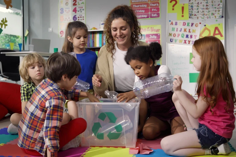 Une enseignante parlant de recyclage à des élèves