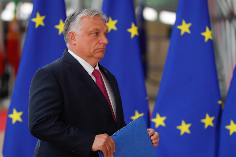 Viktor Orbàn in front of some European flags.