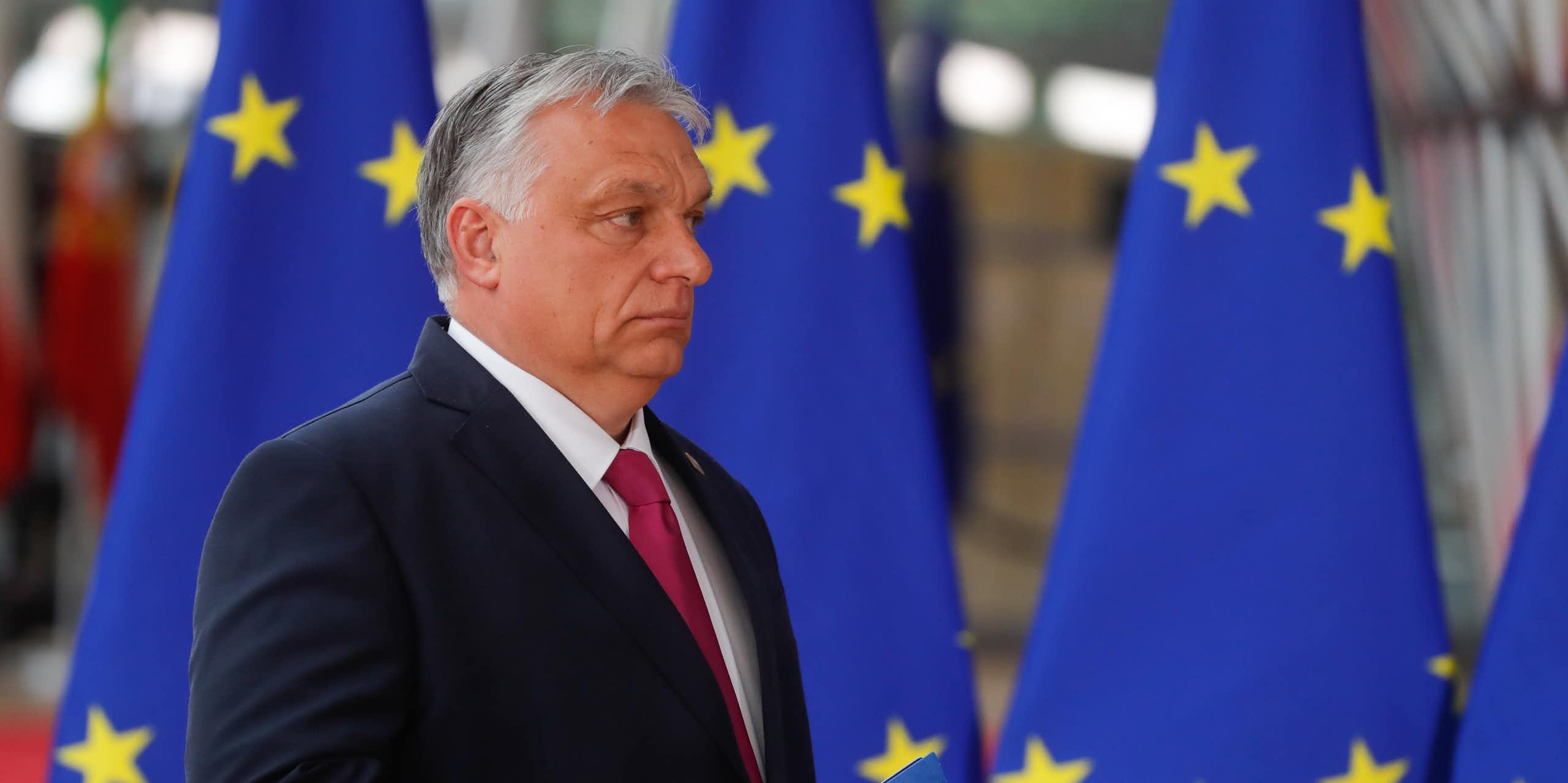 Viktor Orbàn in front of some European flags.