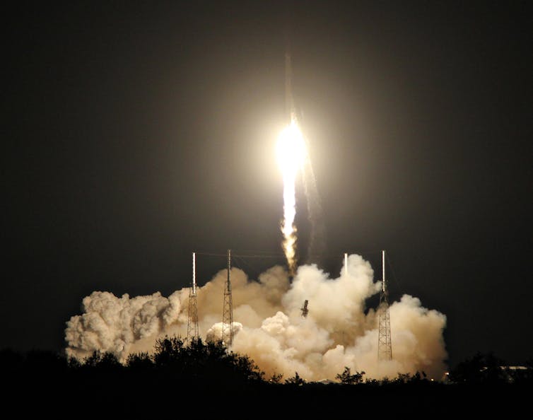 SpaceX Dragon rocket taking off in 2015