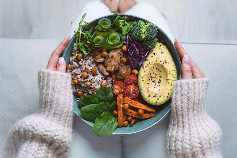 Uma tigela de alimentos à base de plantas.