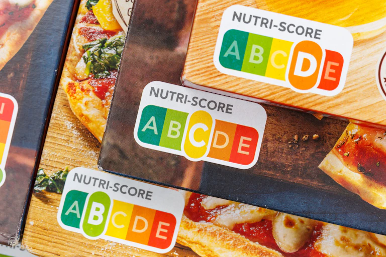 Détail du logo du Nutri-Score sur des emballages alimentaires