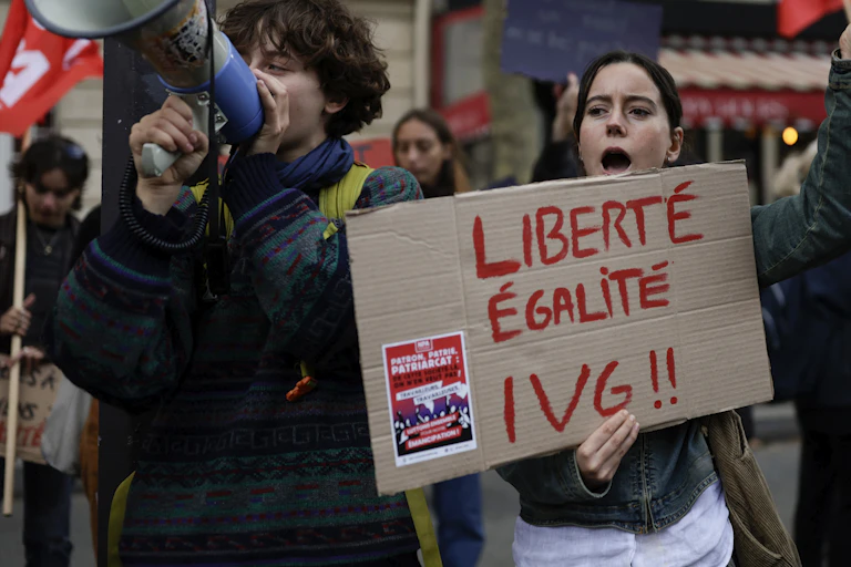 Manifestation en faveur du droit à l’avortement : Liberté, Égalité, IVG.