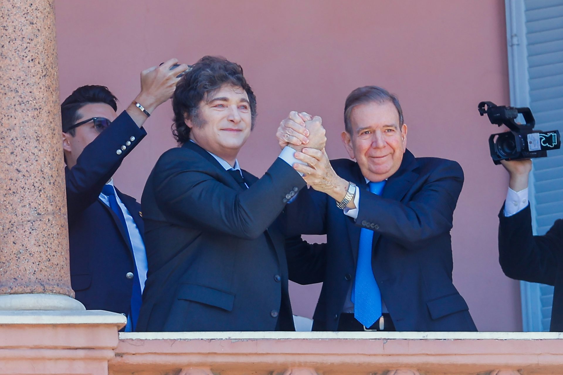 González shakes hands with the Argentinian president Javier Milei.