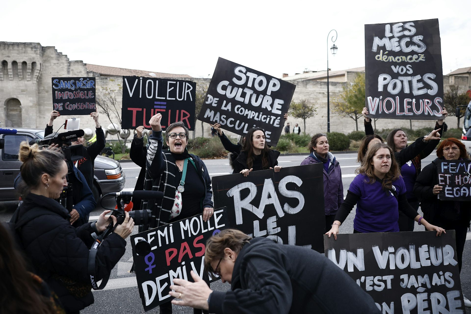 Manifestantes segurando cartazes pedindo o fim da cultura do estupro e pedindo aos homens que chamem seus “amigos estupradores”.