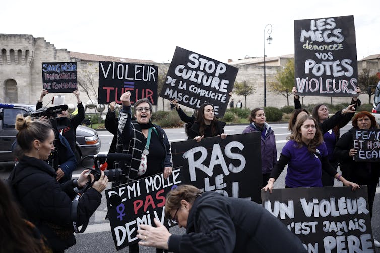 Manifestantes segurando cartazes pedindo o fim da cultura do estupro e pedindo aos homens que chamem seus “amigos estupradores”.