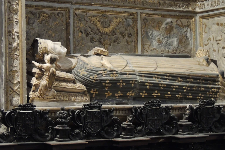 Imagen yacente del sepulcro de Catalina de Lancaster. Capilla de Reyes Nuevos de la catedral de Toledo.