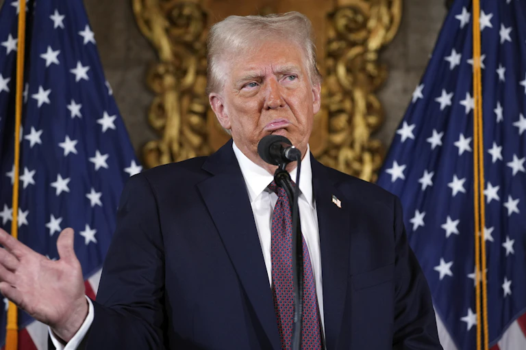 Donald Trump derrière un micro