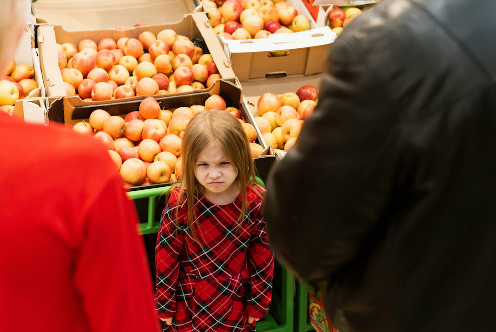 Une petite fille fait une colère au supermarché