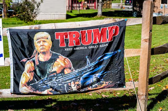 Un homme sur une affiche tient un fusil.