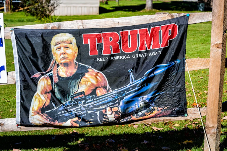 Un homme sur une affiche tient un fusil.