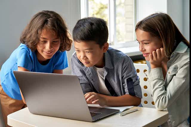 Des enfants devant un ordinateur