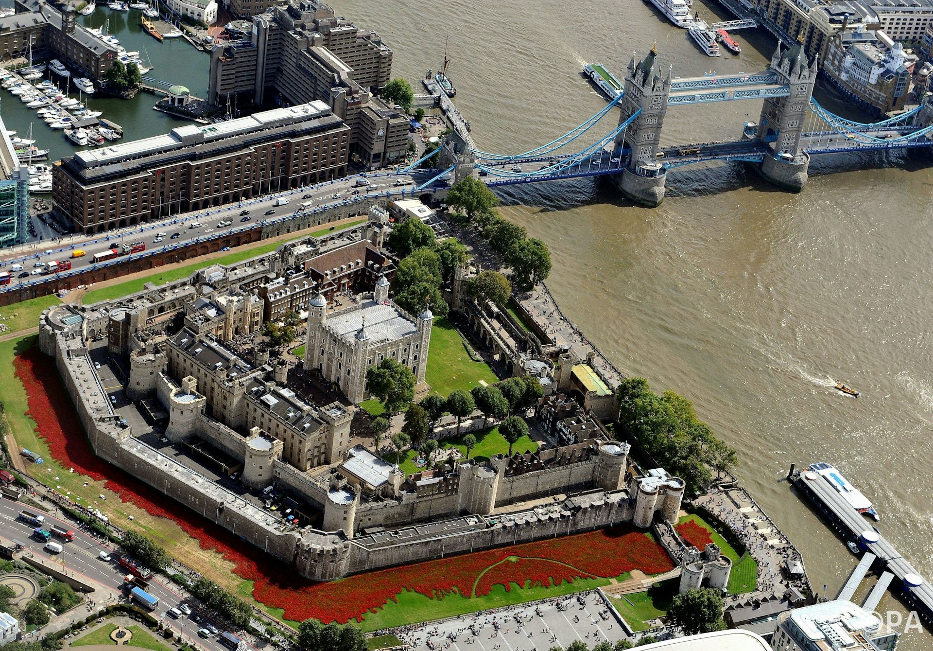 Tower 4 london. Лондонский Тауэр. Крепость Тауэр в Лондоне. Лондонский Тауэр сверху. Крепость Тауэр тюрьма.