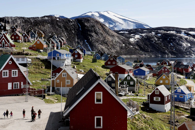 Vue générale de la ville d’Upernavik à l’ouest du Greenland