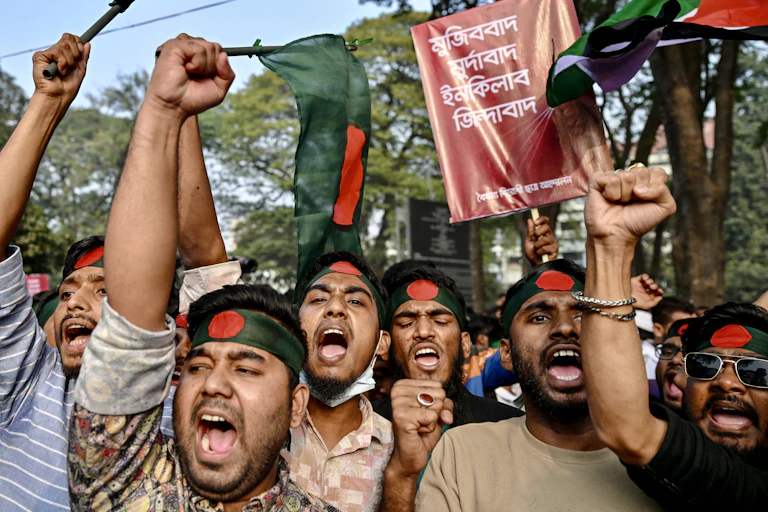 Des manifestants bangladais brandissent des drapeaux et des pancartes