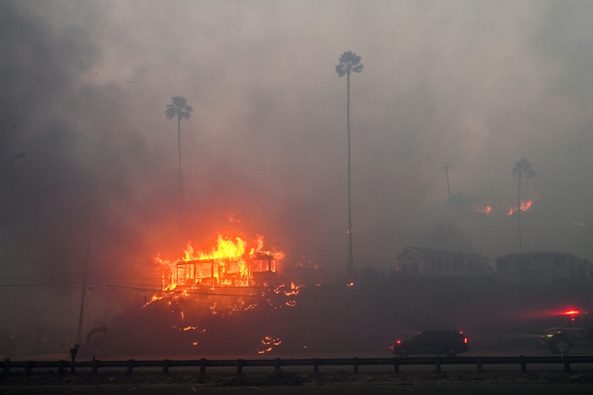 Photo d’une maison en flamme.