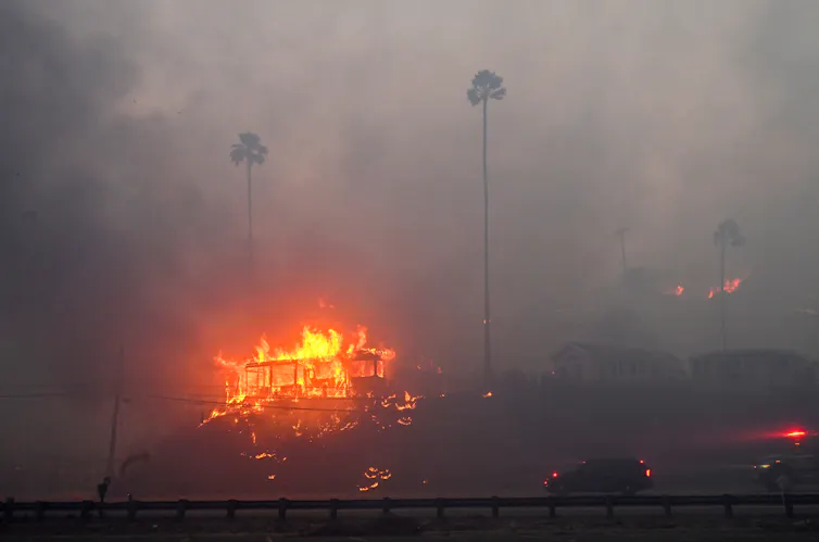 Photo d’une maison en flamme.