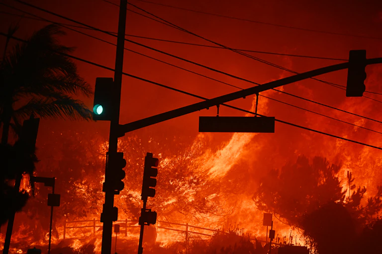 Photo de l’incendie Palisades prise au moment de l’envahissement de l'intersection de Temescal Canyon et de Pacific Coast Highway, à Los Angeles, le 7 janvier 2025.