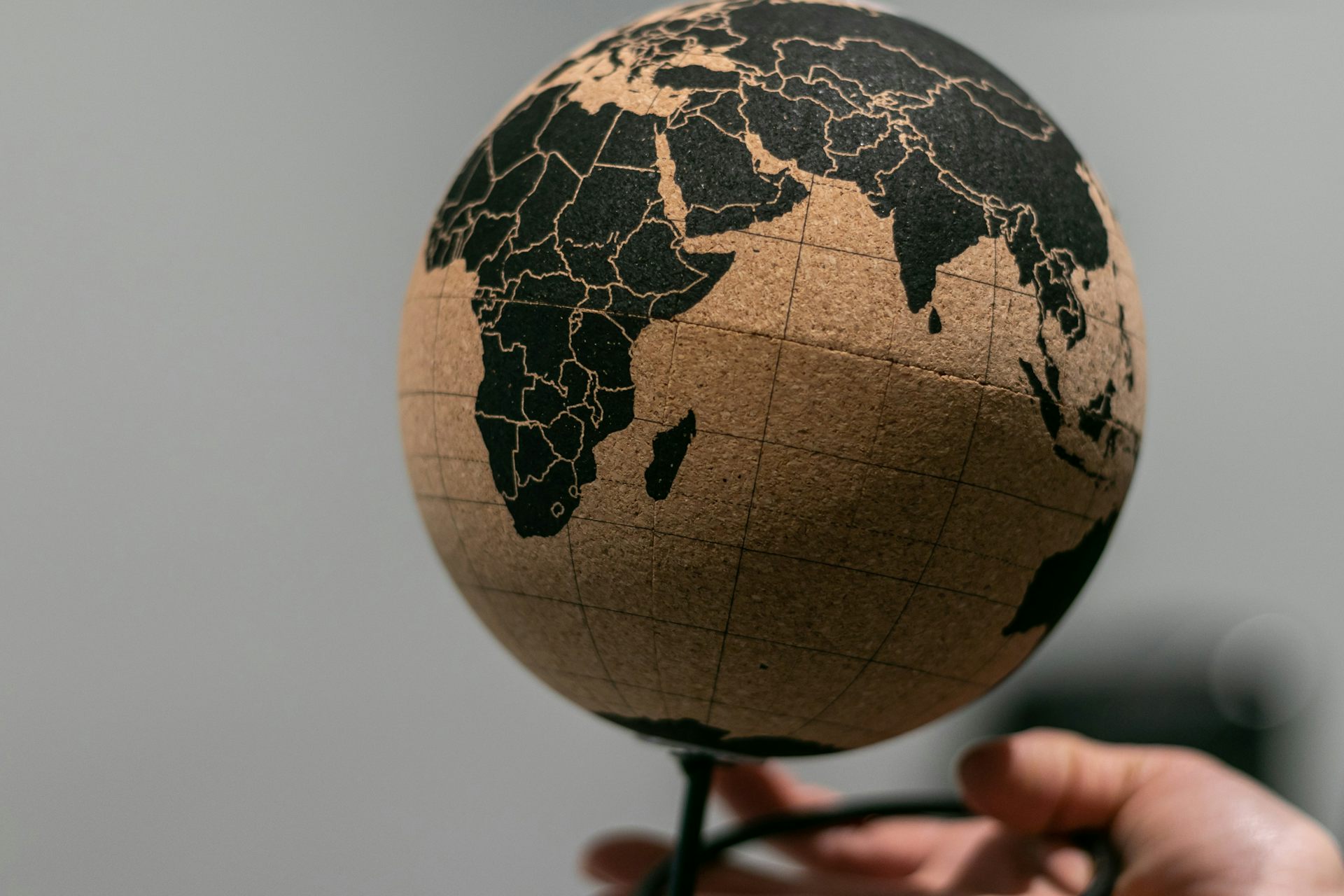 Demokrasi vs intervensi: Mengapa Barat dan &lsquo;Global South&rsquo; punya perspektif berbeda tentang kedaulatan