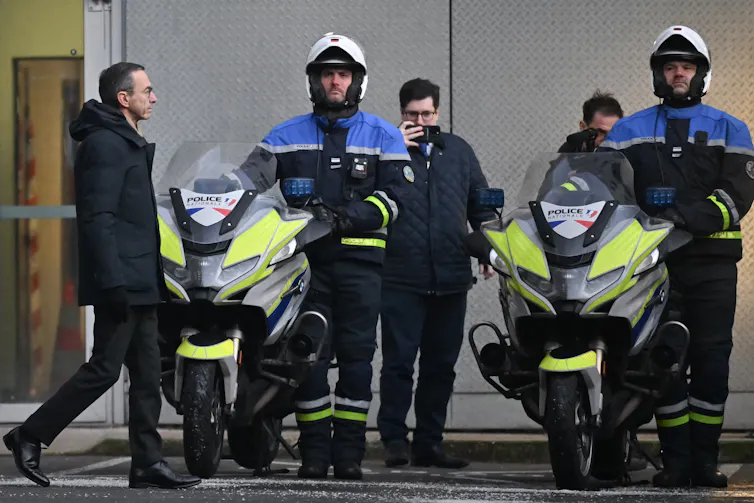 Le ministre de l’intérieur Bruno Retailleau visite un commissariat du Havre (Seine-Maritime), dans le cadre d’un déplacement consacré à la lutte contre le trafic de drogue et à la sécurisation du port, le 13 janvier 2025.