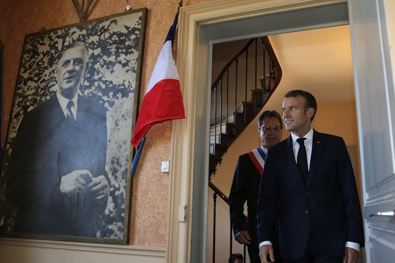 Emmanuel Macron face à un portrait de Charles de Gaulle