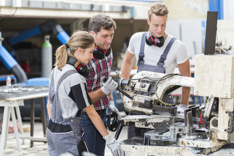 deux jeunes apprentis dans un atelier de métallurgie