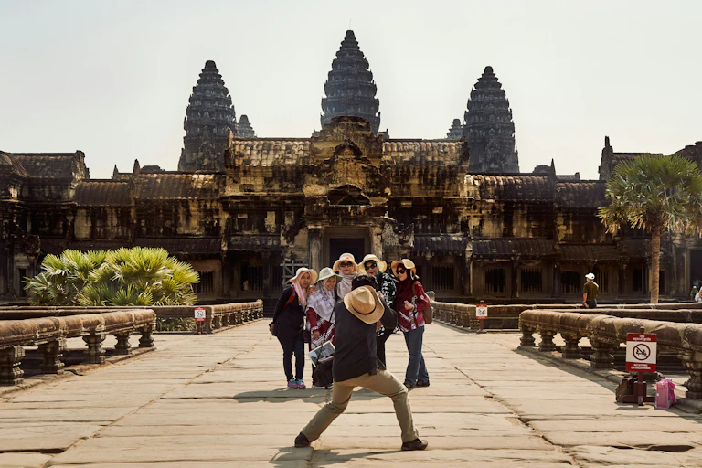 Touristes en train de se prendre en photo devant les temples d'Angkor au Cambodge
