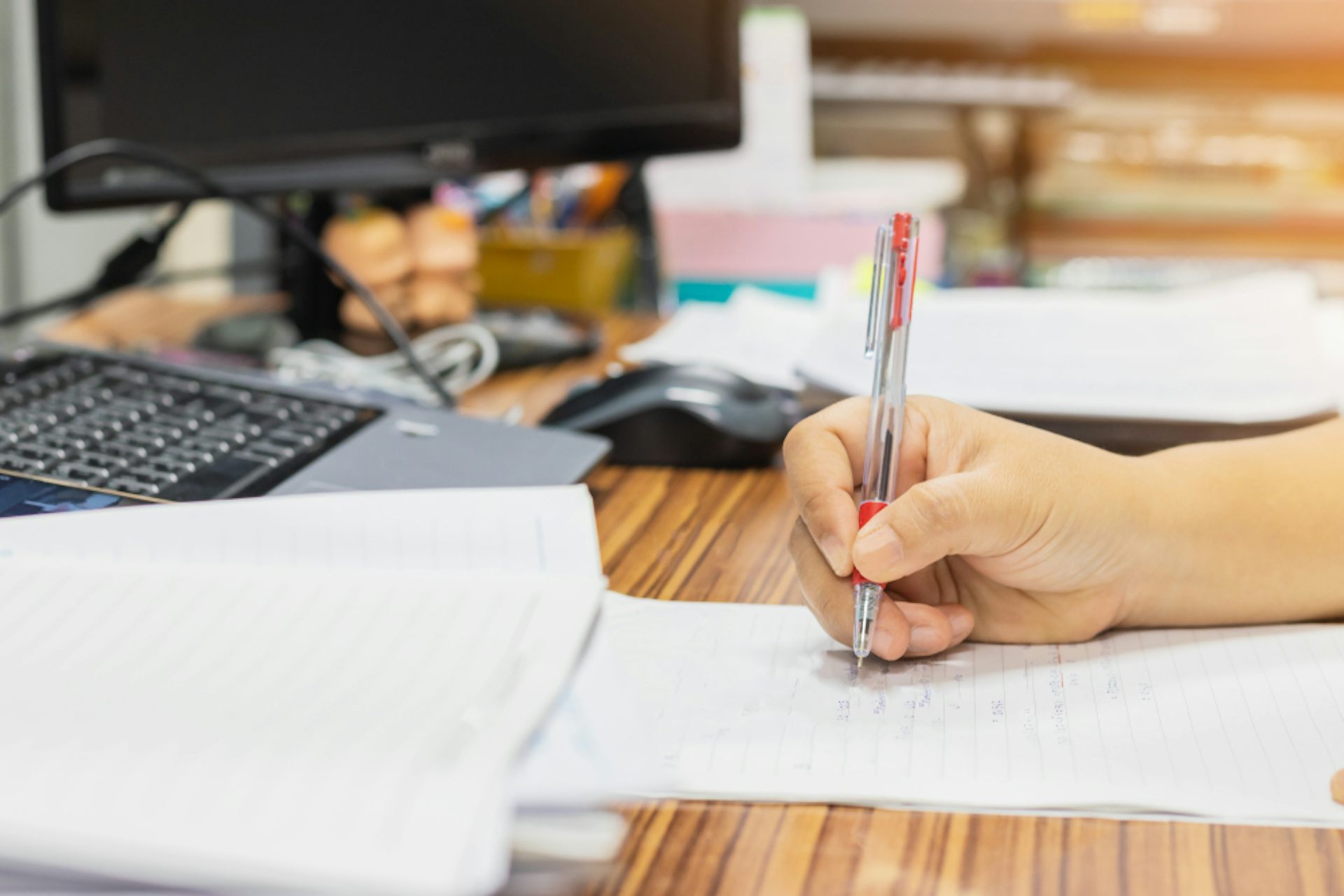 Un enseignant corrige des copies