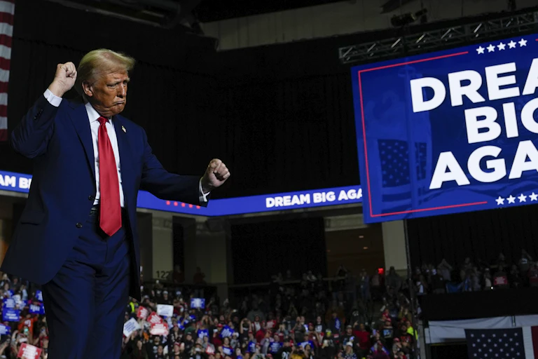 Donald Trump dance lors d'un meeting de campagne, le 29 octobre 2024 à Allentown.