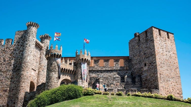 The name of the game of Aldonze de Mendosis, which is reflected in artwork 2 Photo of the Ponferrad Castle.