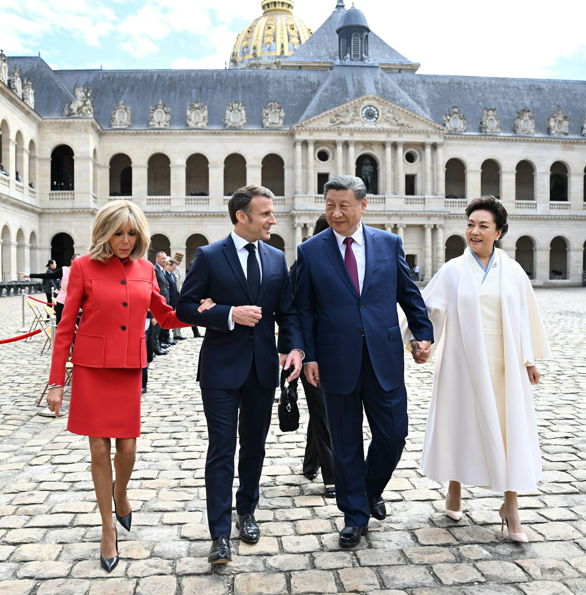 President Xi of China and his wife travelled to France for a meeting with France's President Macron, here walking across a courtyard.