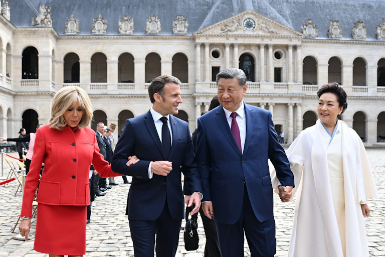 President Xi of China and his wife travelled to France for a meeting with France's President Macron, here walking across a courtyard.