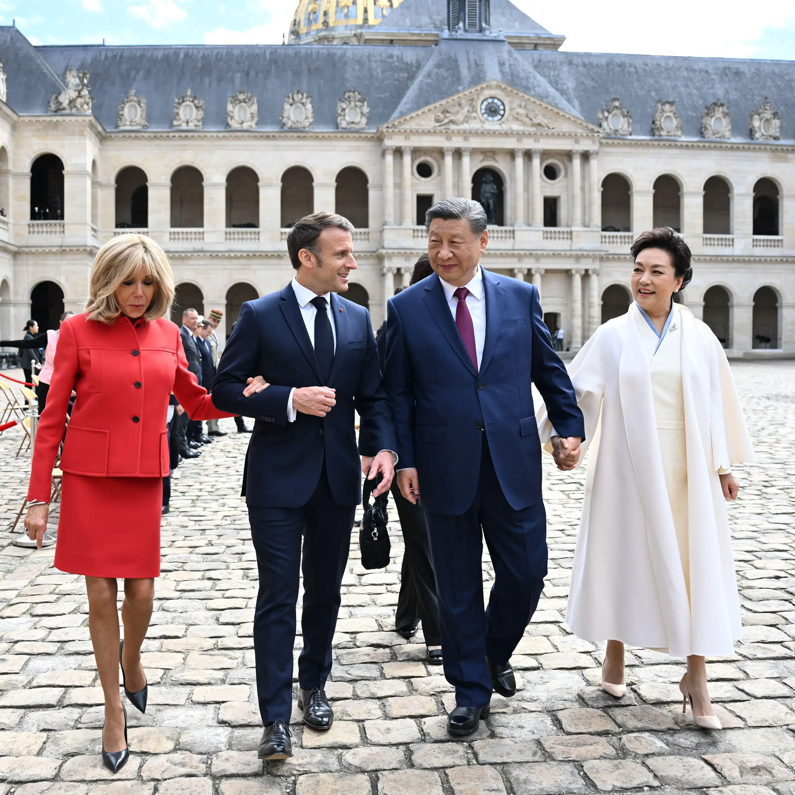 President Xi of China and his wife travelled to France for a meeting with France's President Macron, here walking across a courtyard.