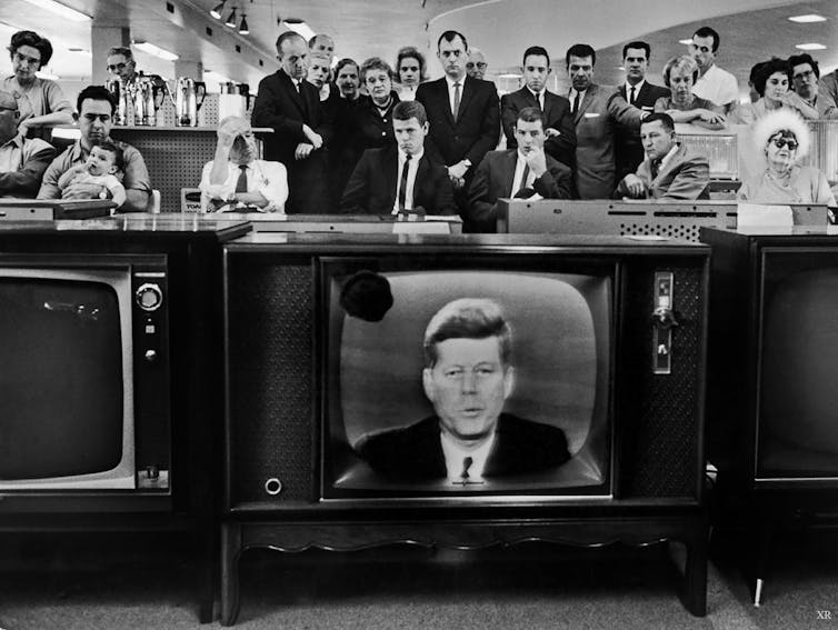 Des femmes et des hommes regardent la télévision