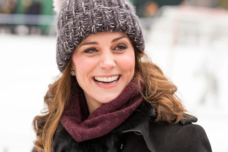 Photo de Kate Middleton portant un bonnet, sur fond de paysage enneigé