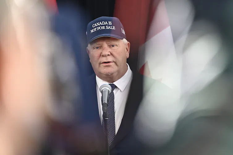 El hombre que lleva la gorra de Canadá no está a la venta.