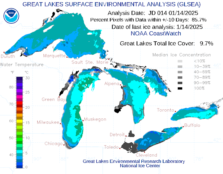 Os mapas mostram água quente em muitos dos lagos, especialmente nos lados orientais em 15 de janeiro de 2025