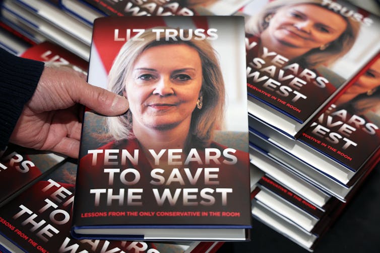 Cópias do livro 'Ten Years to Save the West' de Liz Truss.