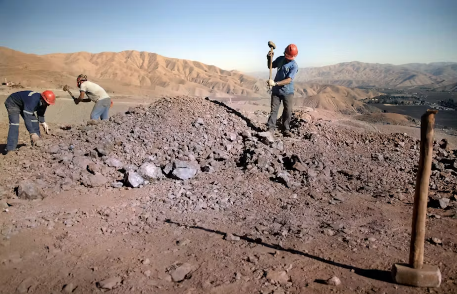trois hommes travaillent dans une mine