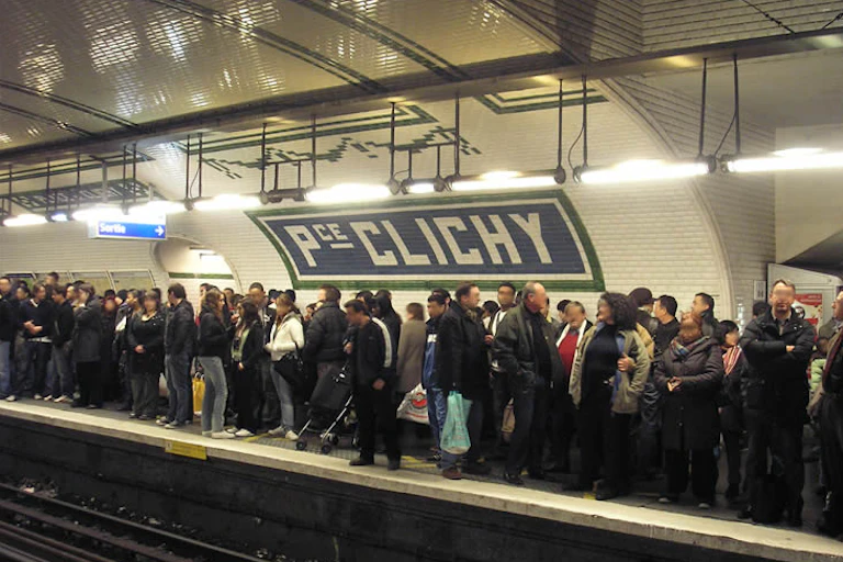 un quai de métro bondé au métro Place de Clichy