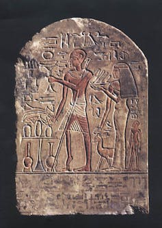 Photo d’une stèle représentant une victime de la polio, Égypte, XVIIIᵉ Dynastie (1403–1365 AEC)
